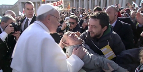Pope-Francis-Kissing-disabled-Man